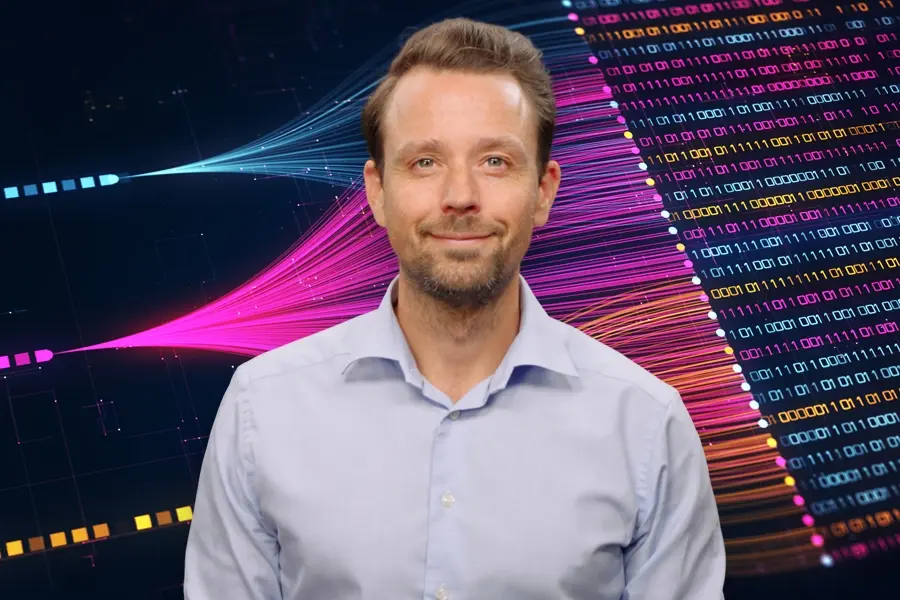 Ekspert i forkant av illustasjon av bølger av data i blått, rosa og gult