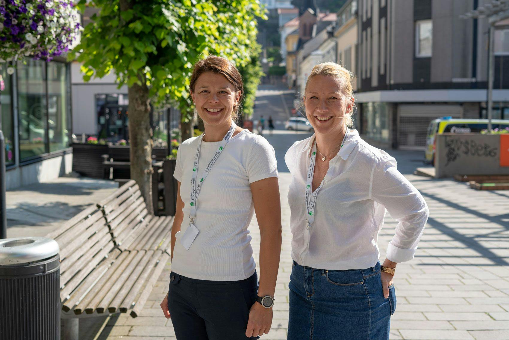 ENGASJERTE: Linda Hannevold Holt og Katrine Arntzen Torskog brenner begge for å skape et godt arbeidsmiljø. De jobber sammen i Life Improvement og er begge ekspert på Videocation. Foto: Life Improvement.
