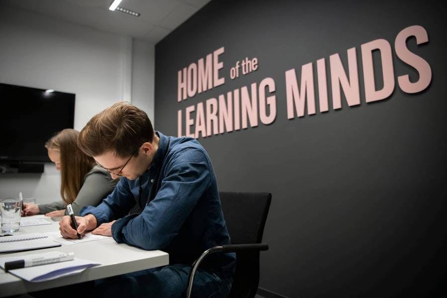 VIKTIGE VERDIER: I møterommet på hovedkontoret til Rejlers Norge står det skrevet “Home of the learning minds” på veggen. Foto: Rejlers.