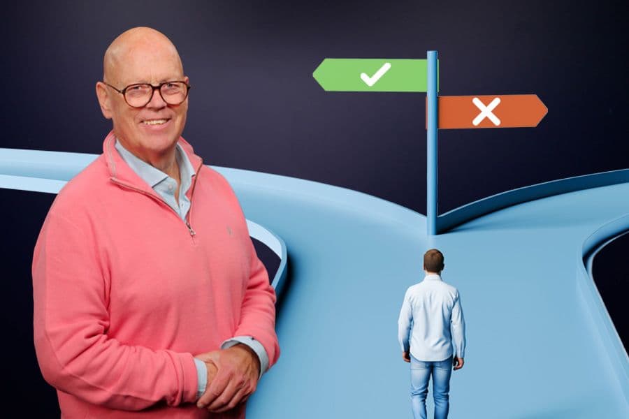 Mann foran et veiskille som viser en god og en dårlig vei