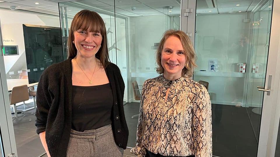 NY AVTALE: Cecilie Hogstad i Samfunnsviterne og Anne Sigurdsøn i Videocation er fornøyde med at 17.000 medlemmer nå får tilgang til over 200 digitale kurs for en god pris. Foto: Videocation.
