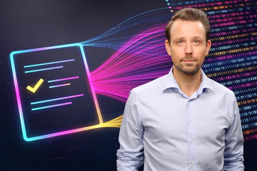 Carsten Maartmann Moe til høyre, foran en illustrasjon av sjekkliste.